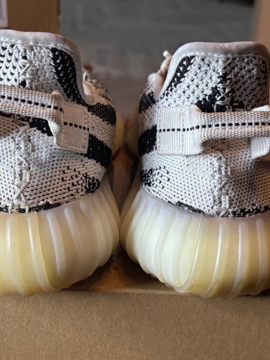 sneakers main image 9